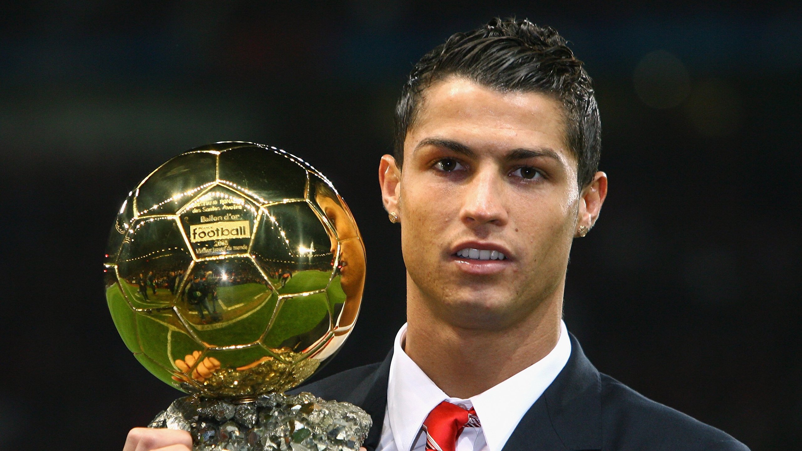 中学生足球精英营通过实战提升技战术理解，市区全面建立校园足球精英训练营