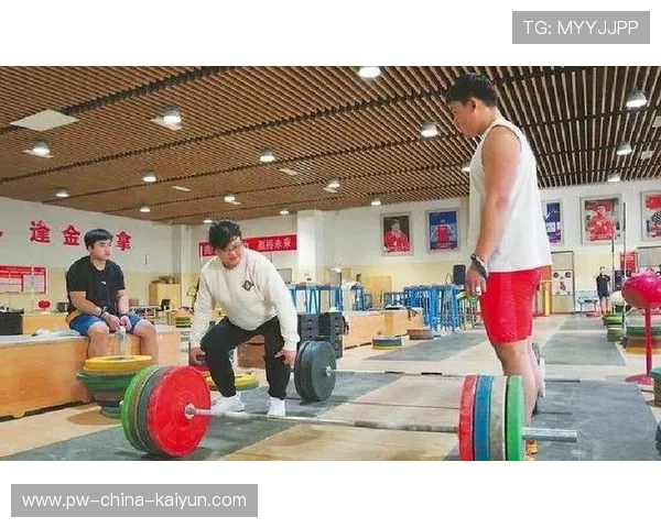 举重教练比赛中吼到破音成名场面